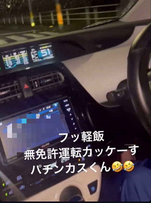 豊橋創造大学の学生BeReal投稿問題を示す車内とスマホ画面のイメージ