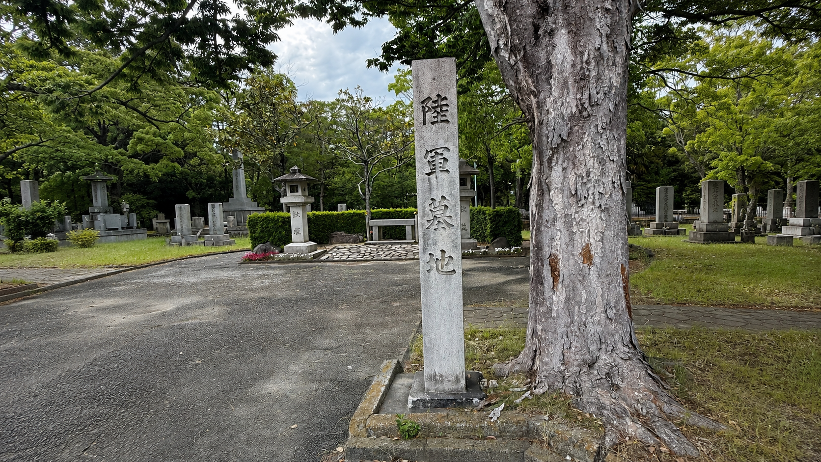 豊橋市東田町の豊橋陸軍墓地に残る石碑と墓標を通じて戦争の記憶を伝える旅ブログ用アイキャッチ