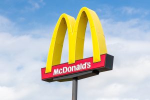 マクドナルドのちいかわハッピーセット発売初日に親子連れやファンが注目するイメージ