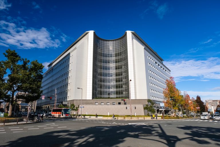 大阪府茨木市泉原の空き地で車内から男女3人の遺体が見つかった事案を示す夜の車両と警察車両のイメージ