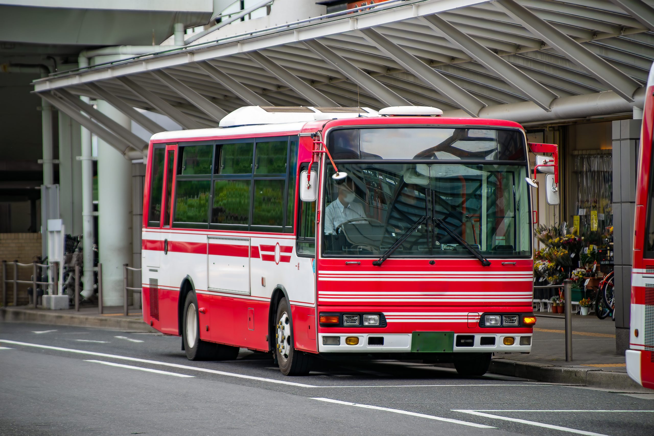 京阪バスの早発問題を示す停留所と路線バスの報道用イメージ