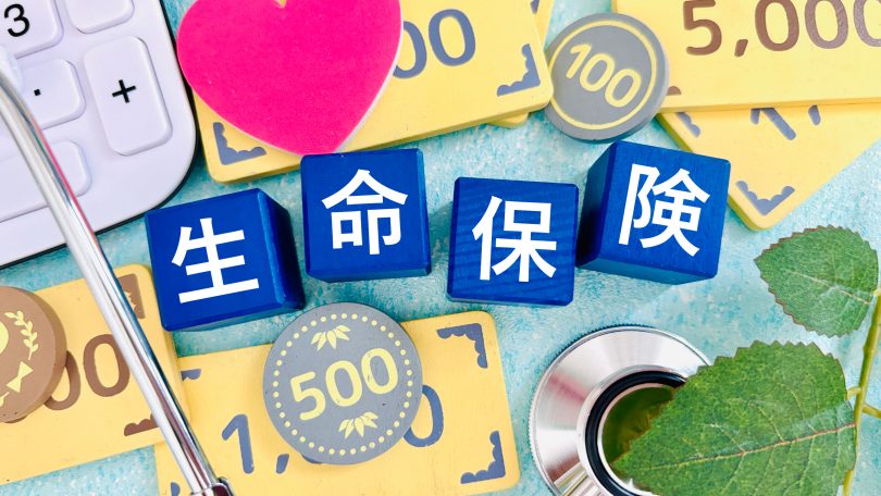 alt: 保険会社の名刺と顧客情報を前に、営業担当者の管理責任を考えるイメージ