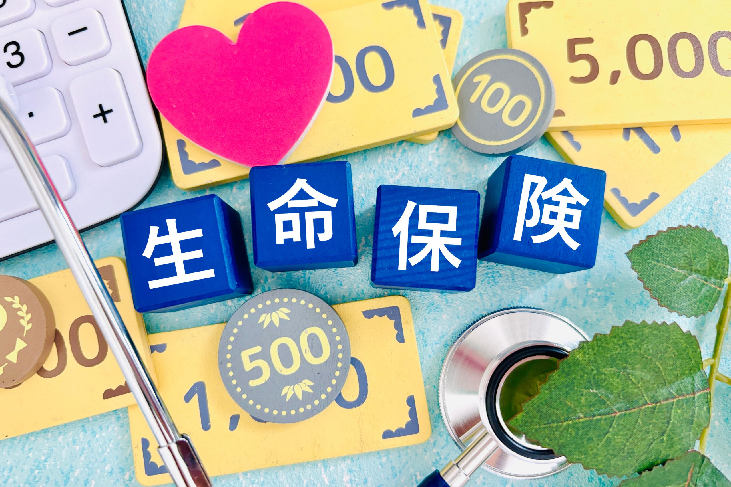 alt: 保険会社の名刺と顧客情報を前に、営業担当者の管理責任を考えるイメージ