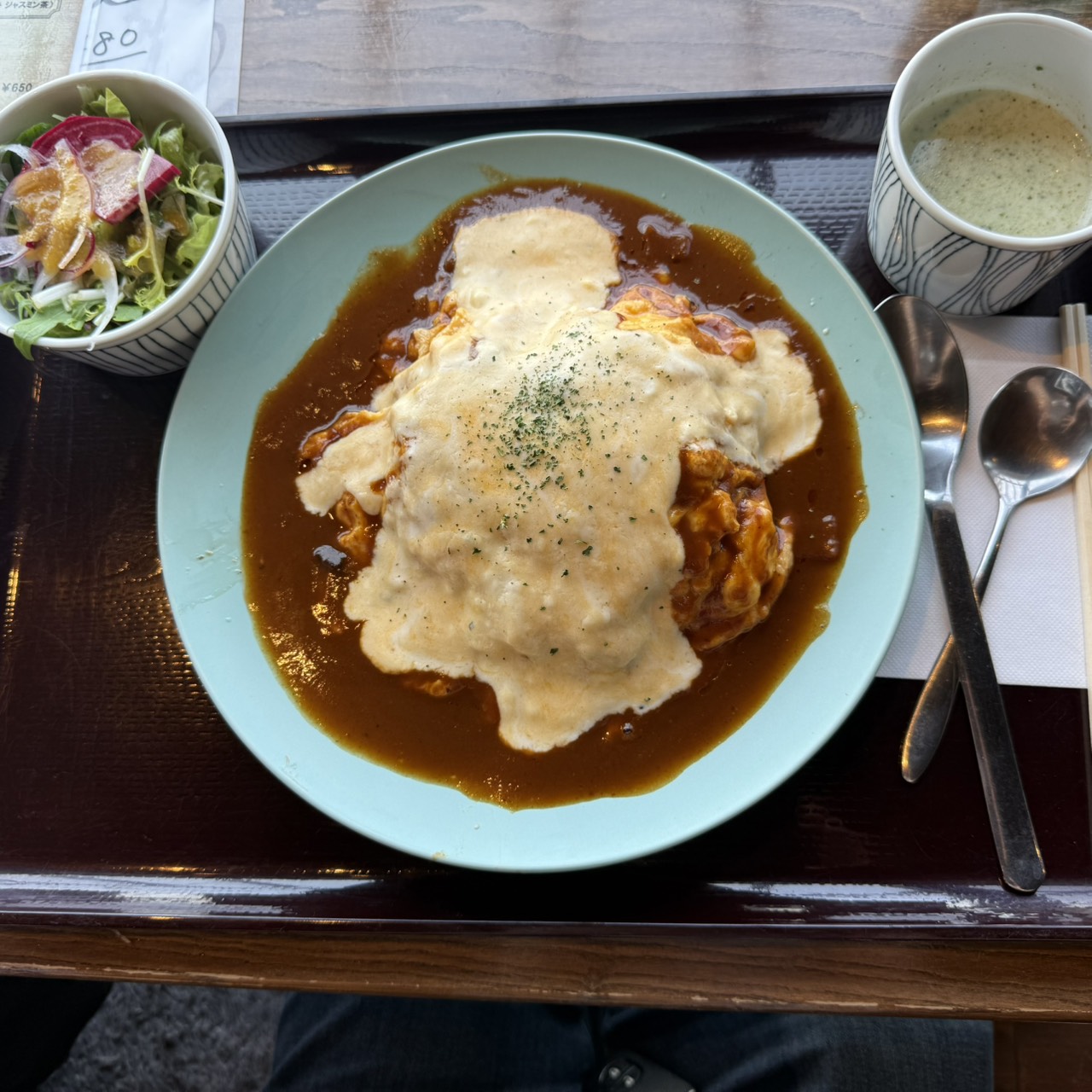 豊橋市関屋町の洋食ビストロにっころやで提供されるぶっかけチーズのフワトロ卵のオムライス