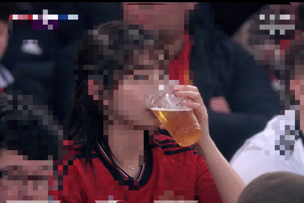 プレミアリーグ観戦中にビールを飲むように見えるAI生成画像をめぐるSNS炎上のイメージ