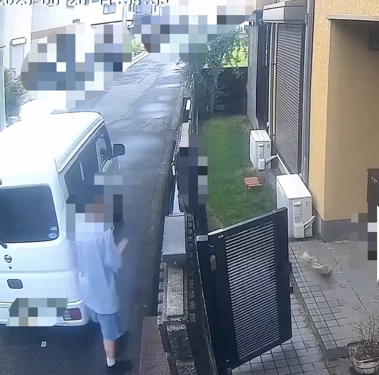 住宅の門前で蜘蛛の巣に引っかかった配達員と置き配荷物を表した報道用イメージ