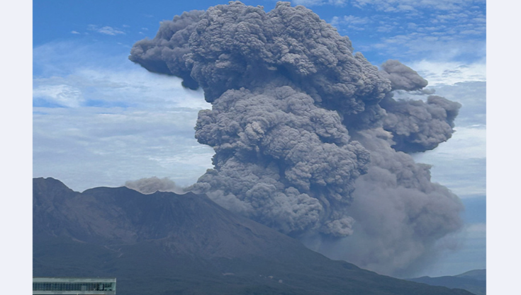 桜島・南岳山頂火口で爆発が発生し噴煙が3500mまで上がった様子のイメージ