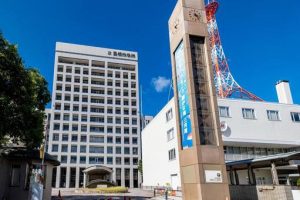 豊橋新アリーナ訴訟の決着を受けて市長会見と市議会対立を示す豊橋市役所のイメージ