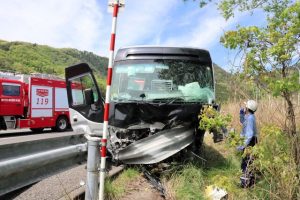 磐越道バス事故を受けて部活動遠征の安全管理を示す高速道路とマイクロバスのイメージ