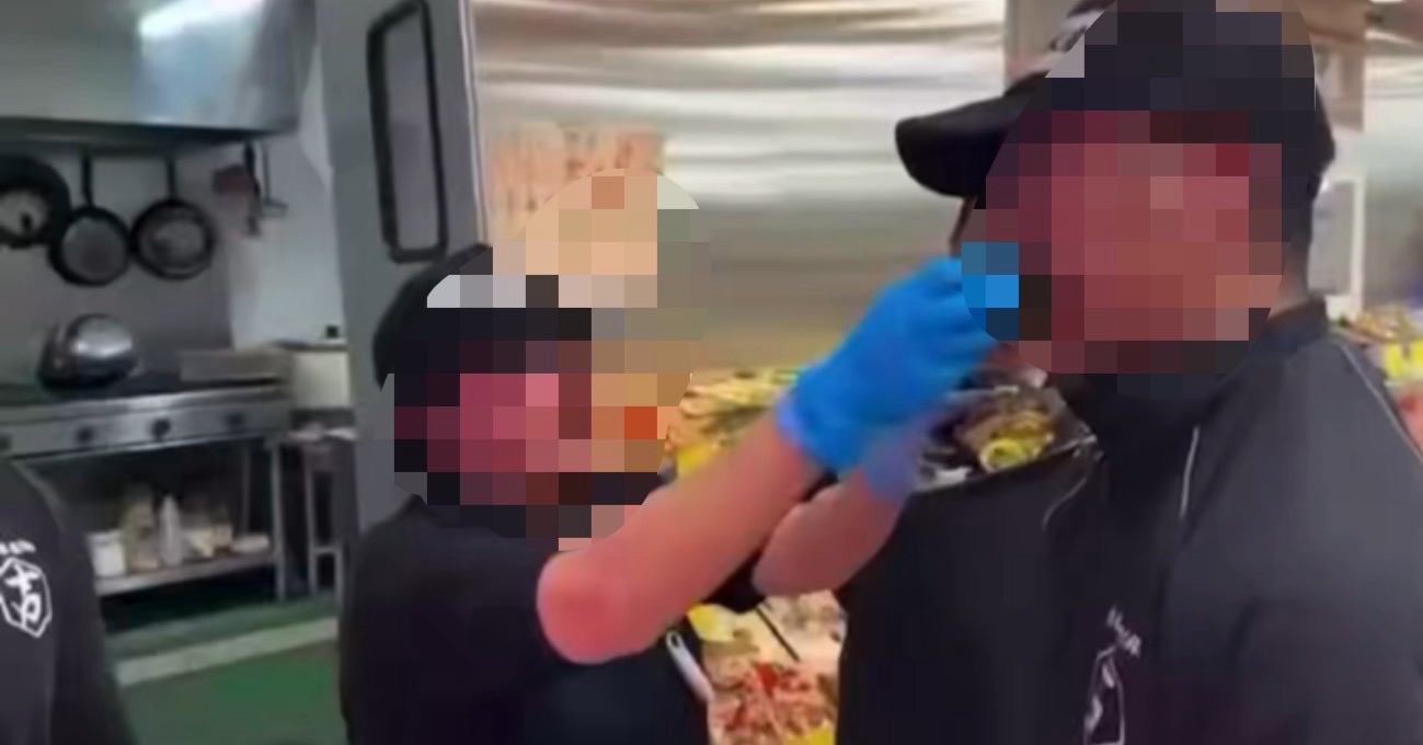 吉本水産の店舗内動画で、男性スタッフにおにぎりを食べさせる場面のイメージ