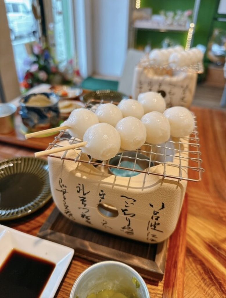 豊橋市牟呂市場町に登場した日本茶カフェ「茶えこ」。自分で焼く団子と煎茶飲み比べで、ゆっくりしたお茶時間を楽しめます。