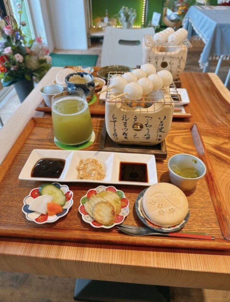 豊橋市牟呂市場町に登場した日本茶カフェ「茶えこ」。自分で焼く団子と煎茶飲み比べで、ゆっくりしたお茶時間を楽しめます。