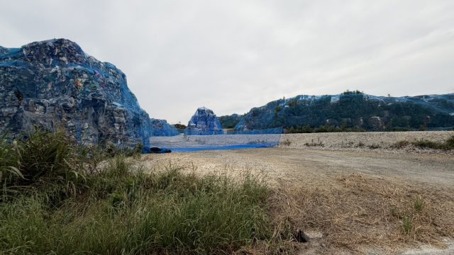 豊橋市内の住宅地や田畑近くに大量のプラスチック類が野積みされ、西山町では一部が崩落した問題を伝える報道アイキャッチ