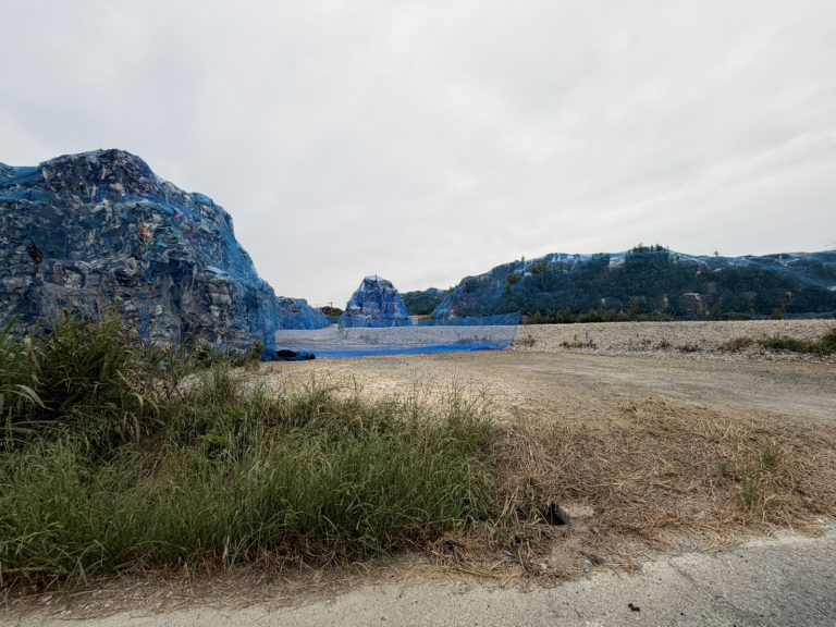 豊橋市内の住宅地や田畑近くに大量のプラスチック類が野積みされ、西山町では一部が崩落した問題を伝える報道アイキャッチ