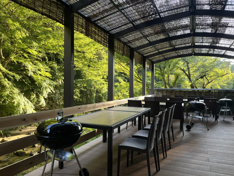 愛知県瀬戸市の岩屋堂公園で川遊びとBBQを楽しめるウッドデザインパーク岩屋堂の夏季営業を紹介するアイキャッチ画像