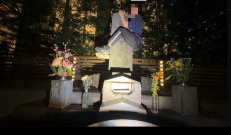 Kick配信者「愛之助」が平将門の首塚で石碑に抱きつき奇声を上げ、下半身を露出する迷惑行為を行ったニュースを伝えるアイキャッチ