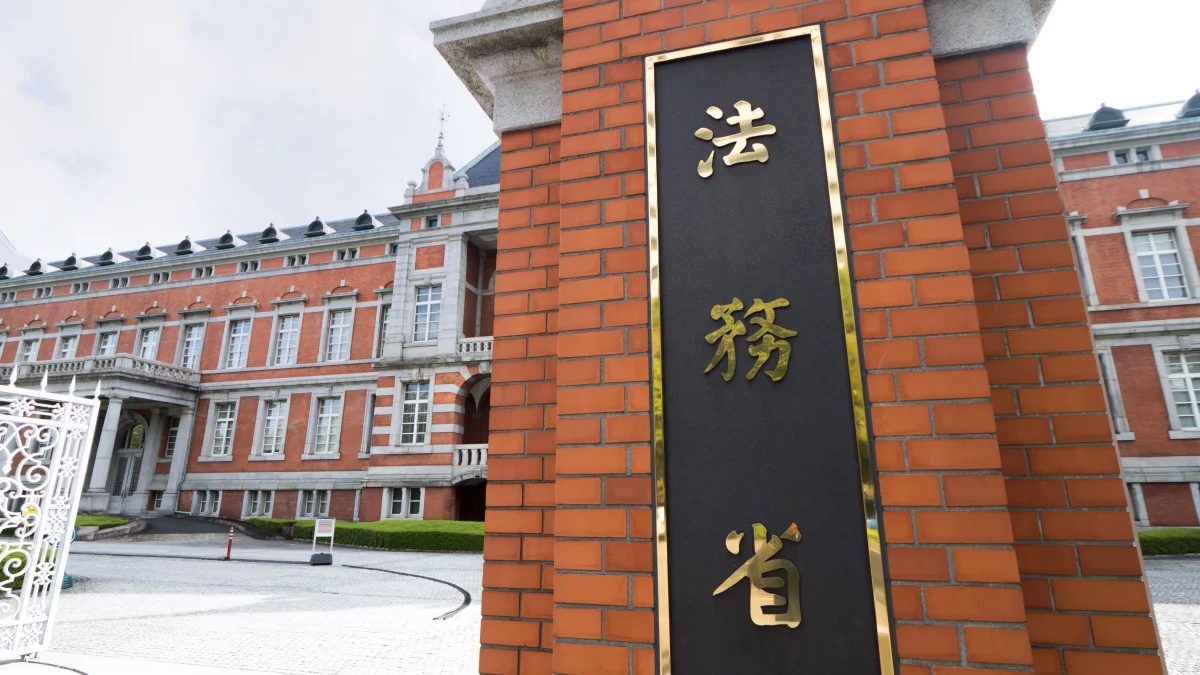 法務省が仮釈放中の性犯罪加害者にGPS機器を所持してもらい、本人同意を条件に位置情報を再犯防止へ活用する実証実験を2027年度にも始める方針を伝える週刊TAKAPIのアイキャッチ