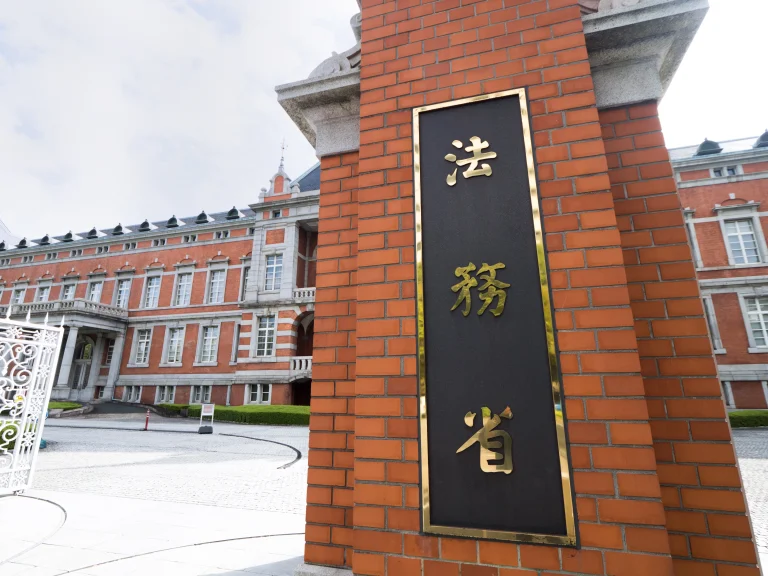 法務省が仮釈放中の性犯罪加害者にGPS機器を所持してもらい、本人同意を条件に位置情報を再犯防止へ活用する実証実験を2027年度にも始める方針を伝える週刊TAKAPIのアイキャッチ