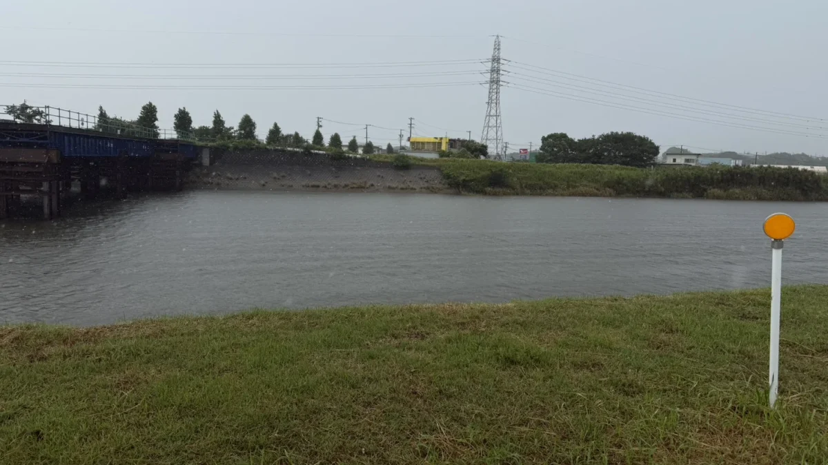 2026年9月6日午後、雨が降る愛知県豊橋市の梅田川の様子