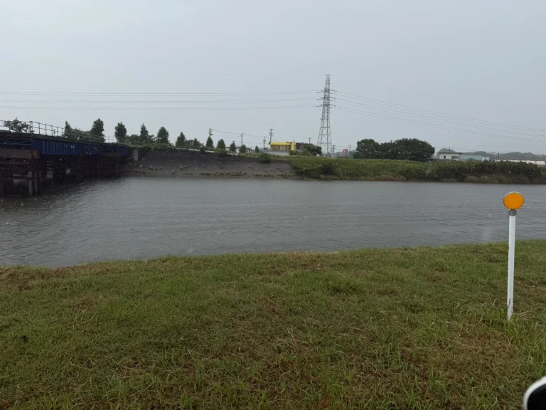 2026年9月6日午後、雨が降る愛知県豊橋市の梅田川の様子
