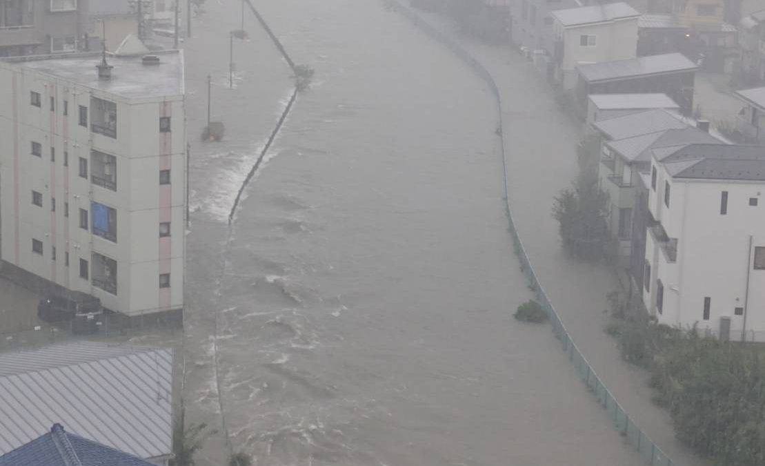 愛知県名古屋市で大雨により氾濫した植田川周辺。濁流が道路や住宅地へ広がり、広い範囲が冠水している様子