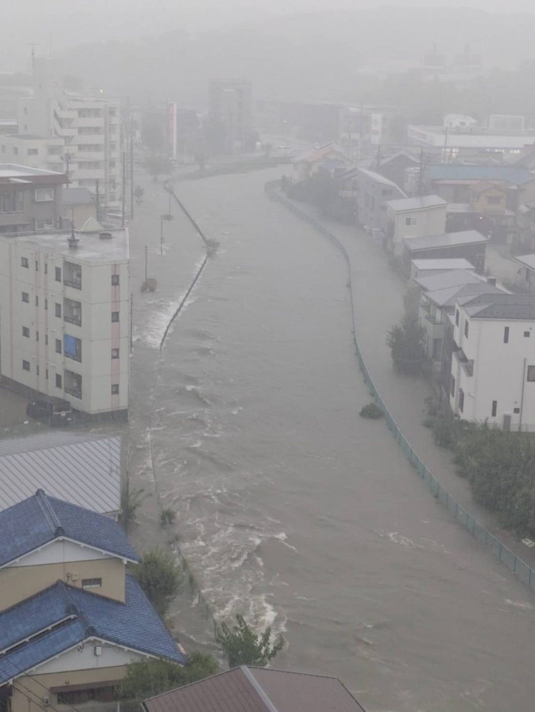 愛知県名古屋市で大雨により氾濫した植田川周辺。濁流が道路や住宅地へ広がり、広い範囲が冠水している様子