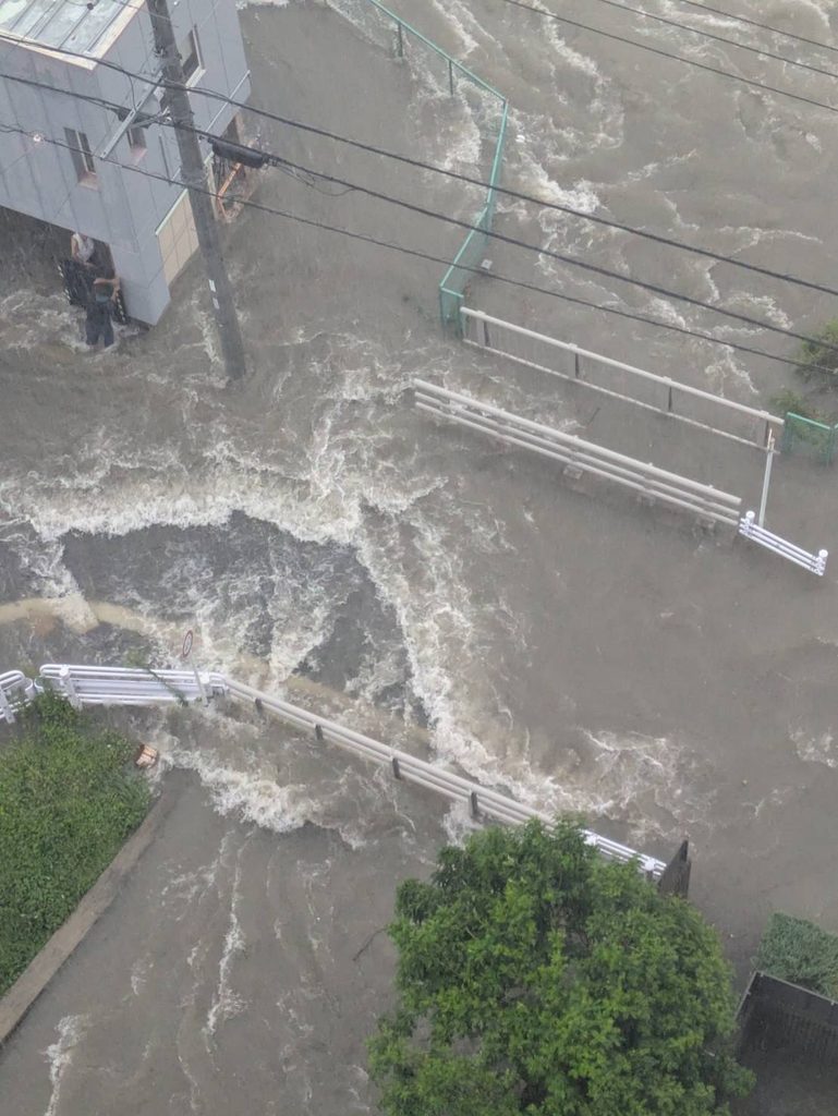 愛知県名古屋市で大雨により氾濫した植田川周辺。濁流が道路や住宅地へ広がり、周辺一帯が冠水している様子