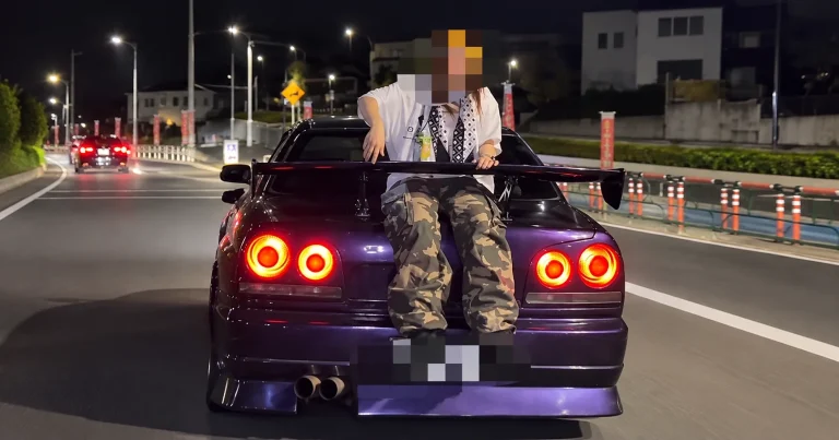改造スポーツカーの車体後部に人物が座る様子を捉えた画像。個人情報保護のため一部にモザイク加工